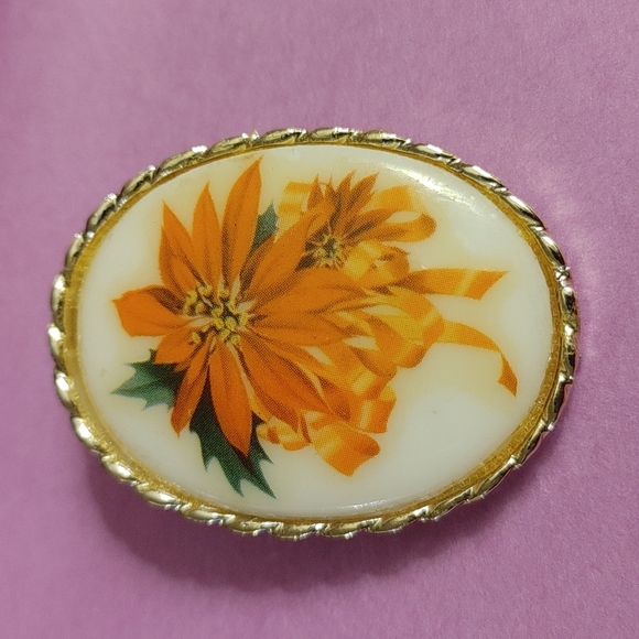 Gold Tone Oval Floral Cameo Brooch - Picture 2 of 4